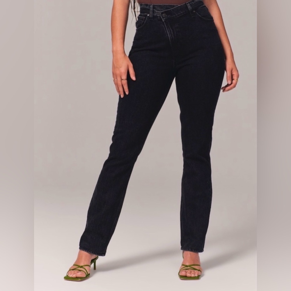 NWT Abercrombie & Fitch The 90’s Slim Straight Ultra High Rise Jeans, size 34/18
